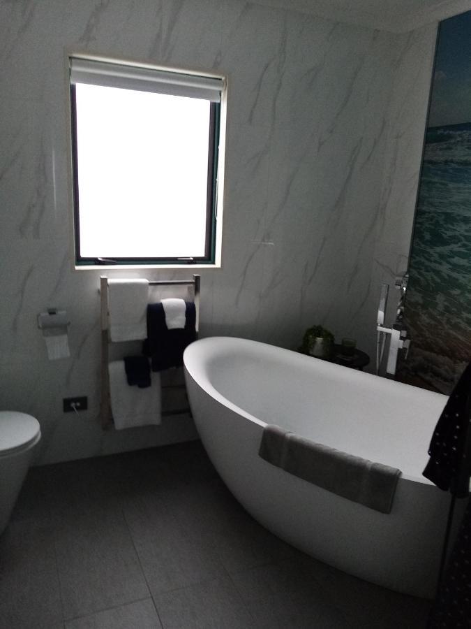 Two Rooms With One Queen Size Bed In Each Room One Bathroom For The Two Rooms Mount Maunganui Buitenkant foto