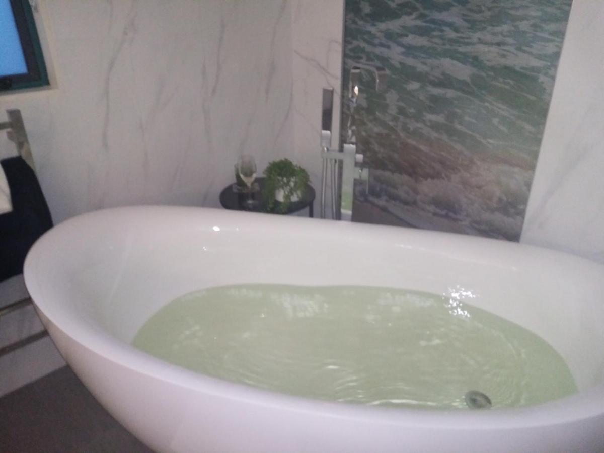 Two Rooms With One Queen Size Bed In Each Room One Bathroom For The Two Rooms Mount Maunganui Buitenkant foto